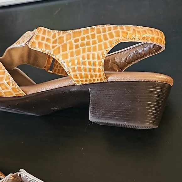 SAS Suntimer Heeled Sandal, tan croc print, size 7 - Picture 8 of 14